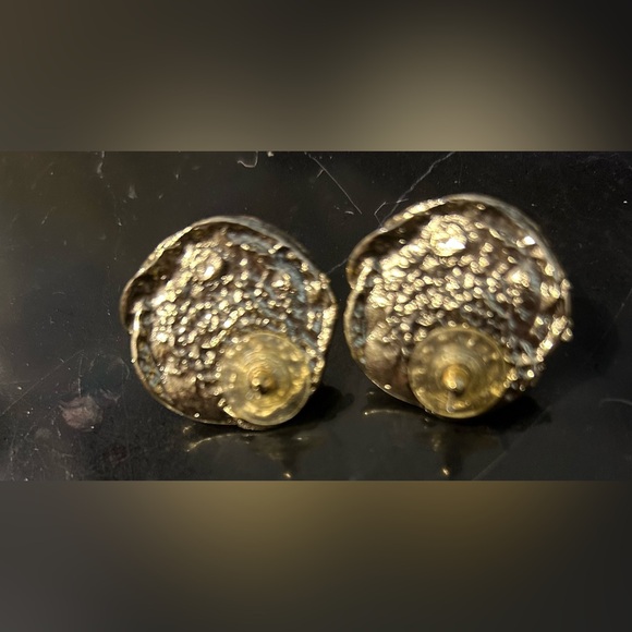 #(1). VINTAGE PEARL MIDDLE WITH A BRASS/GOLD SHADE BORDER CLIP ON EARRINGS - Picture 2 of 2